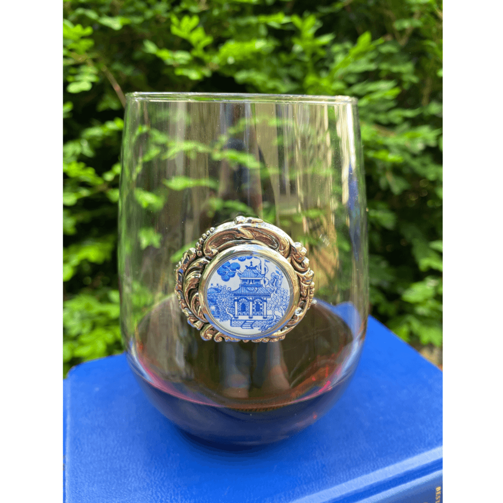 Stemless wine glass with blue and white Chinoiserie medallion