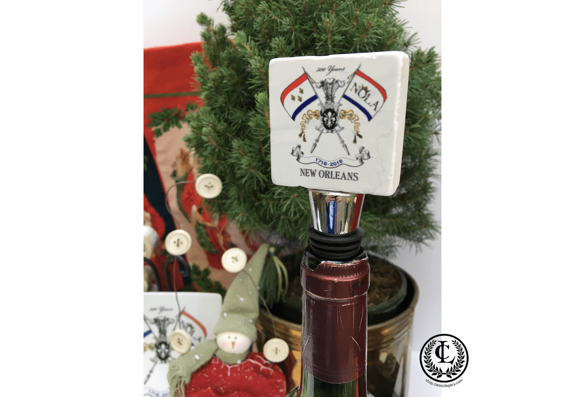 Bottle stopper featuring the art logo of the New Orleans tricentennial.